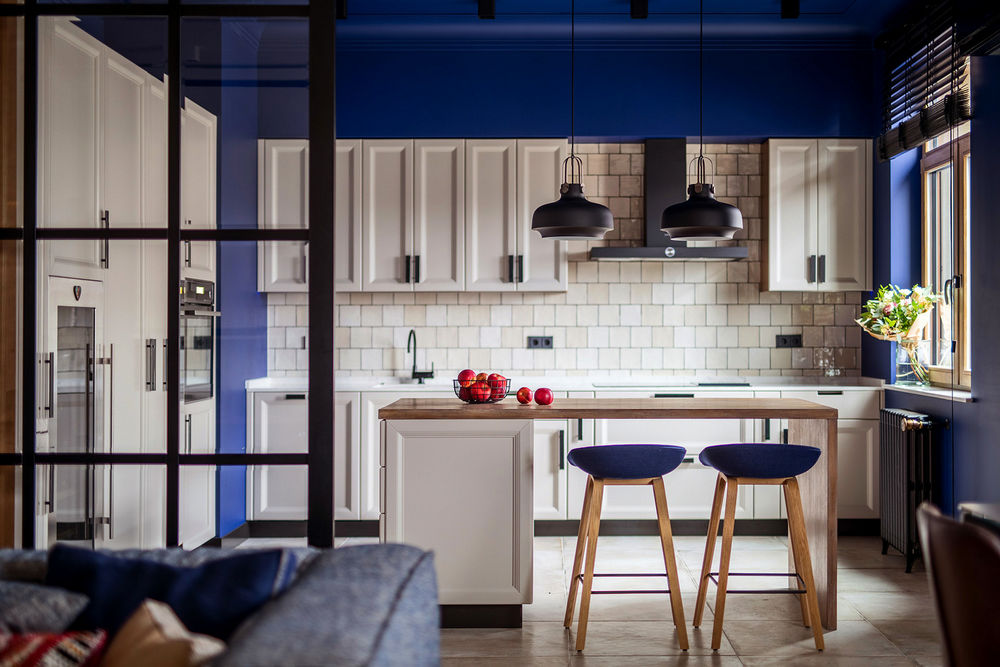 Elegáns, nagy lakás - élénk és mély színárnyalatok minden helyiségben, kék, piros, fekete, szürke Elegáns, nagy lakás - élénk és mély színárnyalatok minden helyiségben, kék, piros, fekete, szürke