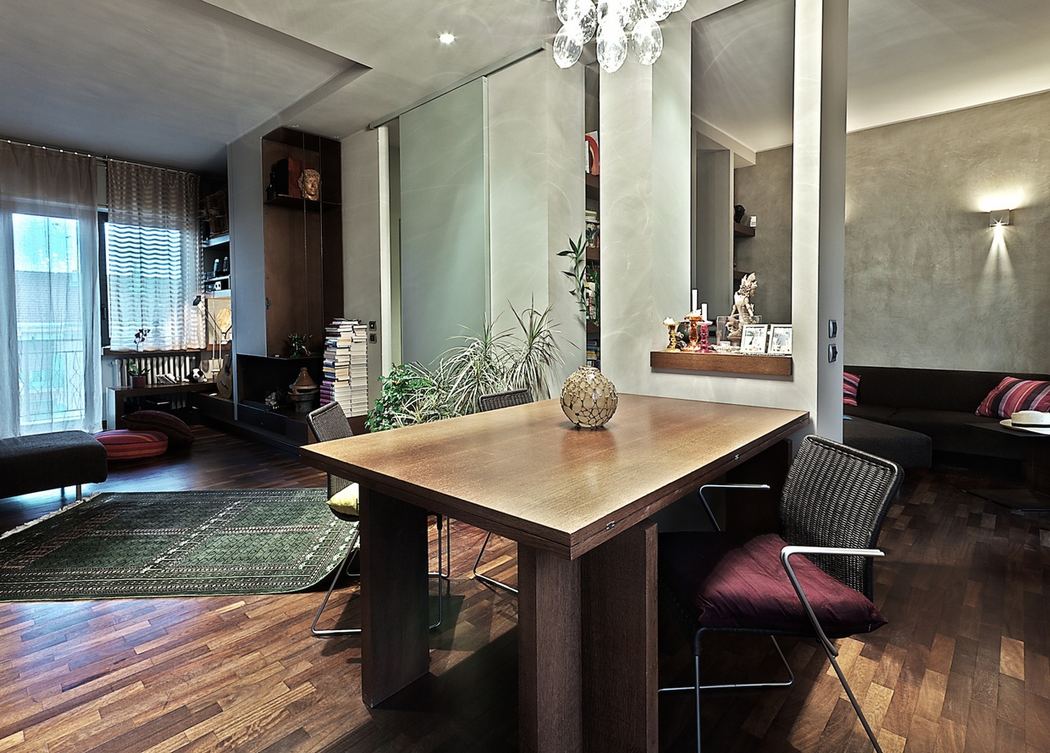 Egyedi modern fa bútorok, nyers, semleges falszínek és egy nagy terasz