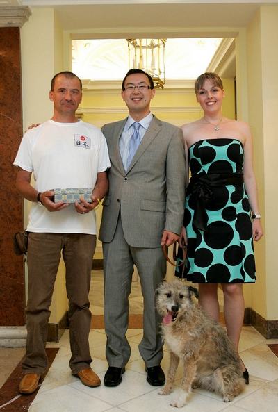 A megnyitón készült fotón Szekeres Gábor a HEROSZ Budapesti Állatotthonának vezetője, Do Hong Nam és Czirják Eszter a Flairspring tulajdonosai, valamint Tökmag nevű kutyájuk látható.
