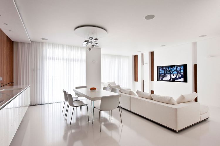 Hófehér enteriőrök, meleg, természetes fa elemekkel egy 120nm-es modern lakásban