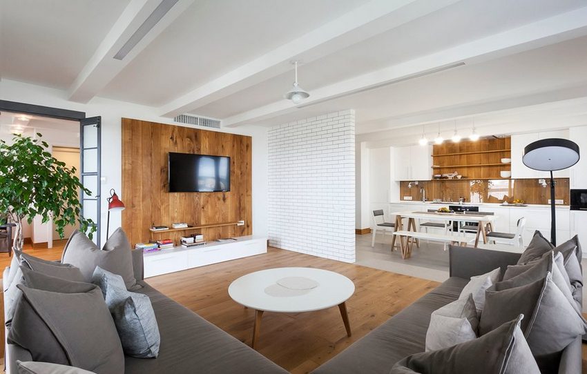 Fehér falak, meleg fa felületek - háromszobás lakás skandináv stílusban