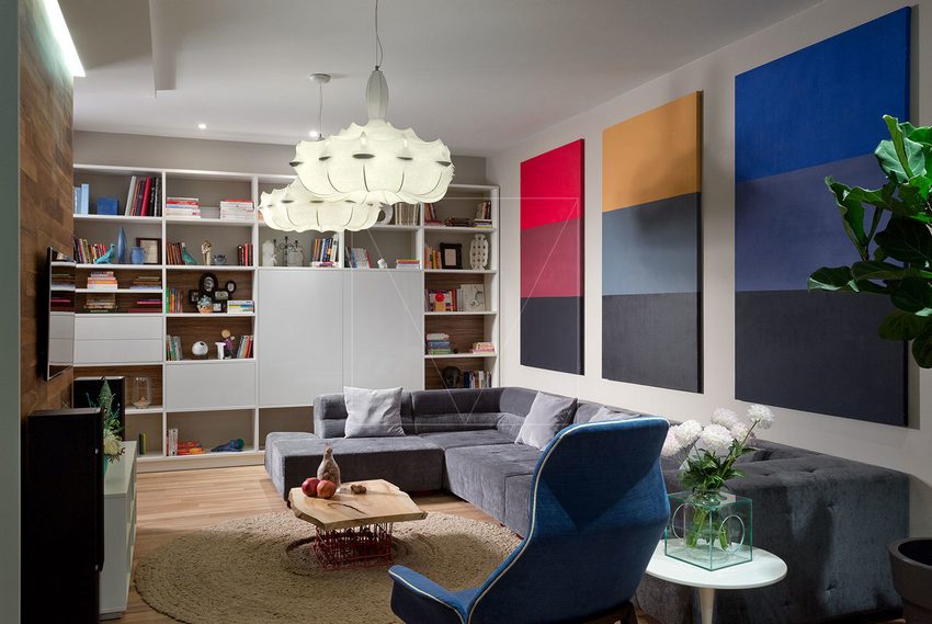 Szép fa felületek, design lámpák, élénk színfoltok - egy fiatal család háromszobás modern lakása
