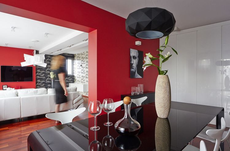 Piros és fekete - modern kétszintes lakás színes, kontrasztos dekorációval