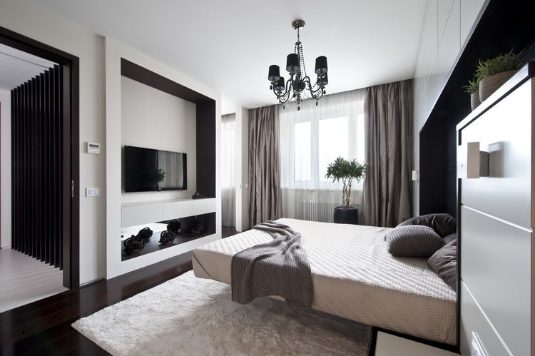 Barna, fehér, fekete színek egy elegáns nagy, modern lakásban