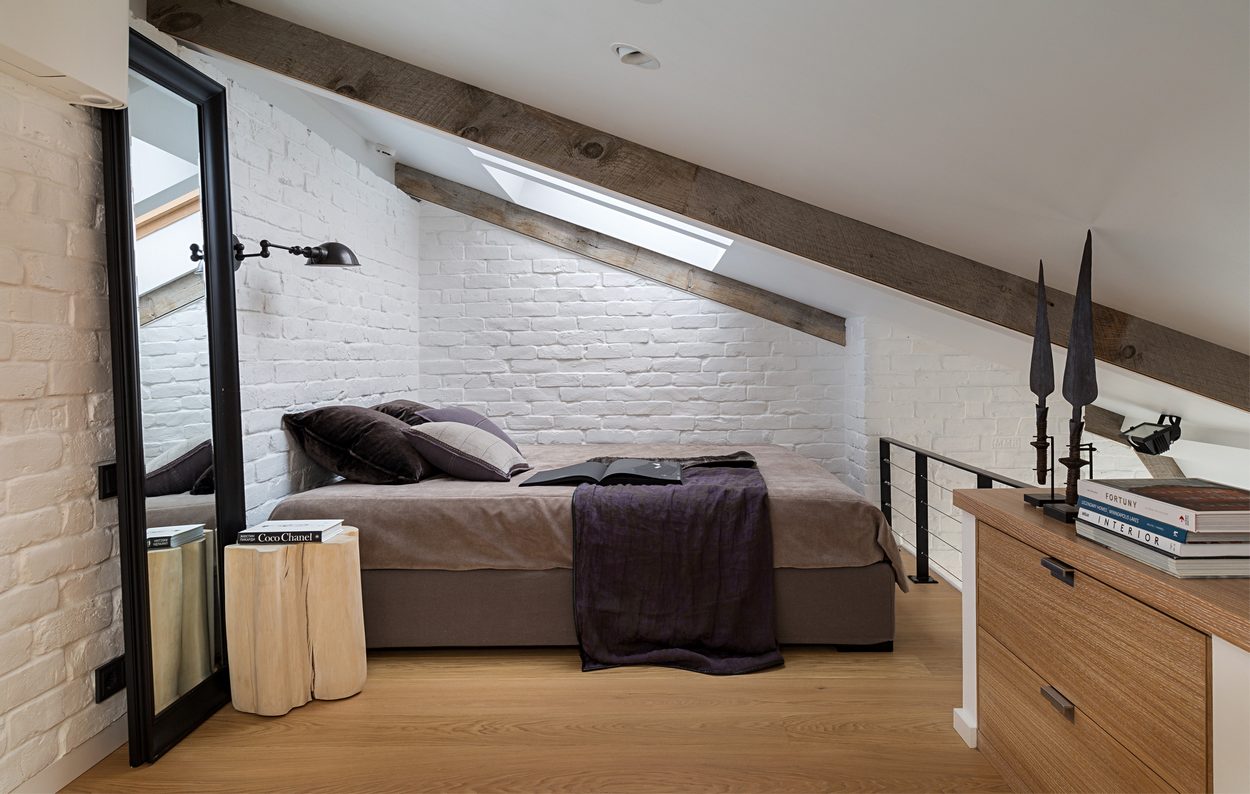Kis tetőtéri lakás férfias, harmonikus, elegáns berendezéssel - 52m2 két szinten