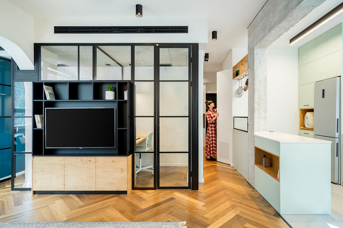 Otthon dolgozó fiatal pár 53m2-es lakása két munkaterülettel - világos, modern berendezés különböző textúrák ötvözésével, fém, üveg, beton és fa anyagokkal