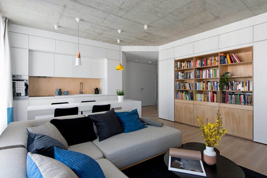 Fiatal család 63m2-es otthona új építésű társasházban - fehér, fa és beton felületek, egységes bútorok