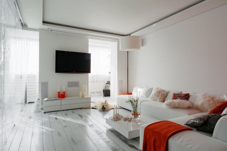 Piros kiegészítők, fehér tölgy padló, dekoratív üvegfalak - modern 65nm-es lakás