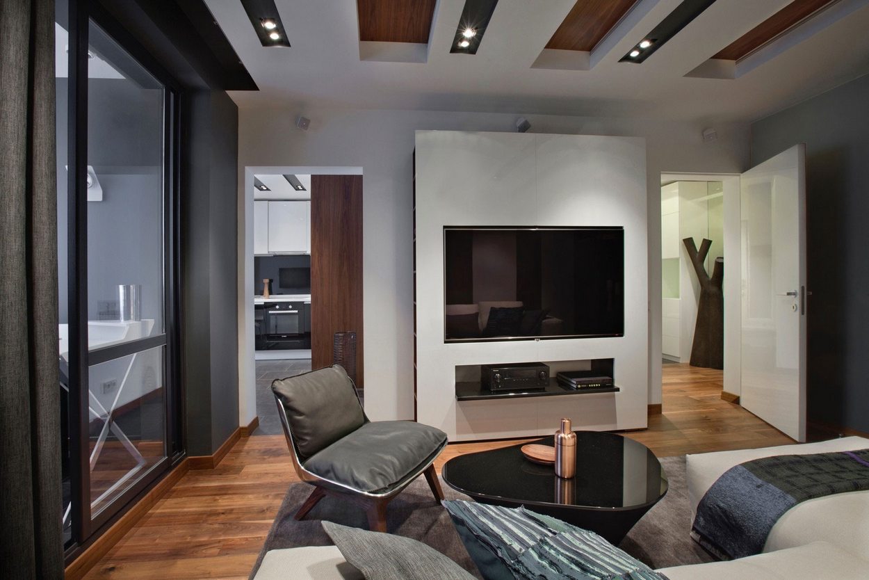 Szép fa felületek, kontrasztos színek, geometrikus formák - egy fiatal férfi 67m2-es modern lakása