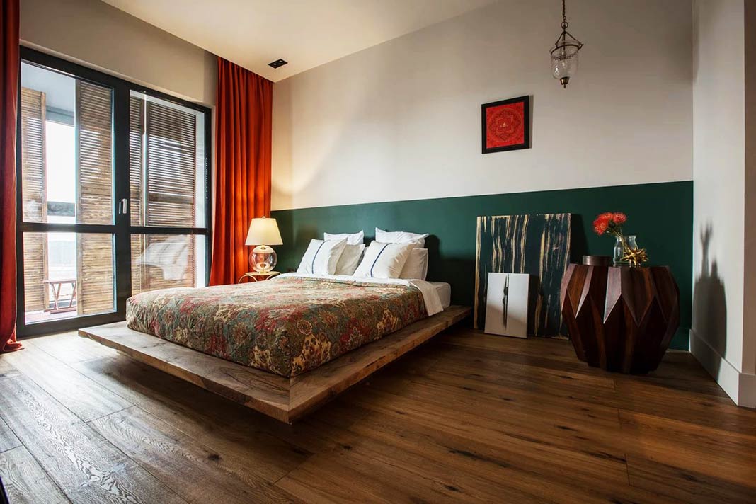 Modern dizájn és ázsiai elemek ötvözete egy hangulatos 70m2-es lakásban - sok természetes fa, piros és zöld színek