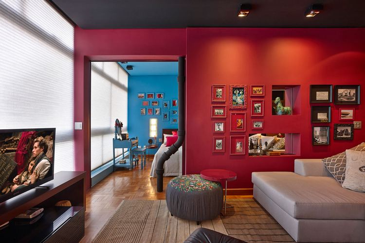Erős színek, érdekes felületek és minták - egyedi berendezés egy érdekes lakásban