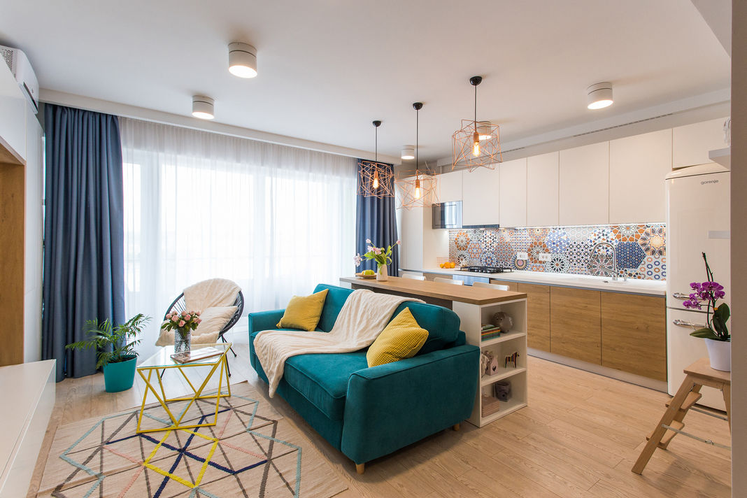 Fiatalos lakberendezés egy pár új modern kétszobás lakásában - világos nappali, intimebb, sötét szín a hálószobában, két fürdő