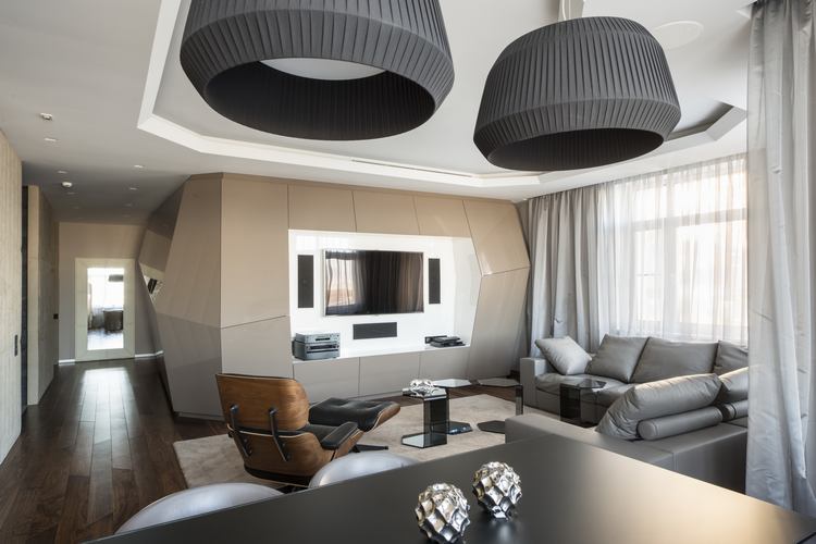 Modern lakás futurisztikus elemekkel és szép burkolatokkal