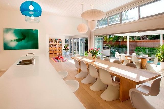 Fehér vízparti ház modern és világos enteriőrökkel