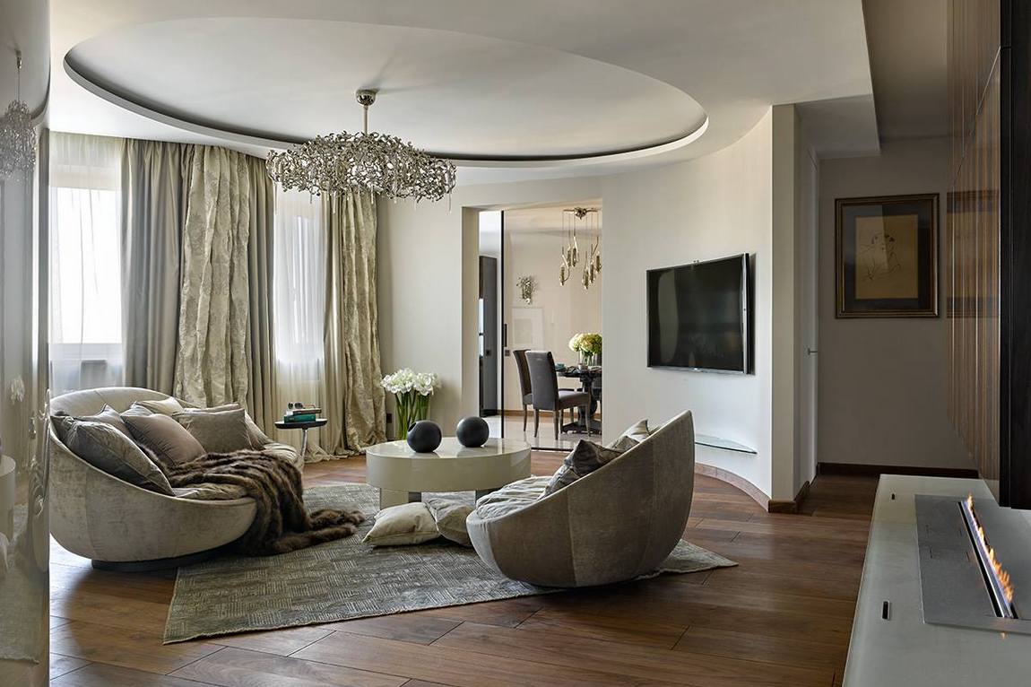 Köríves vonalak és formák egy család háromszobás lakásában, íves, fényes besétálós gardrób és konyhabútor, természetes színek, biokandalló