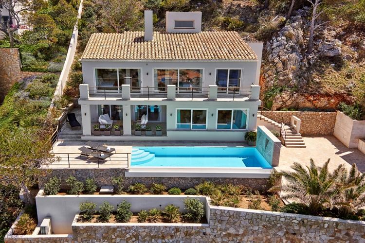 Mediterrán vízparti ház modern lakberendezés és dekoráció