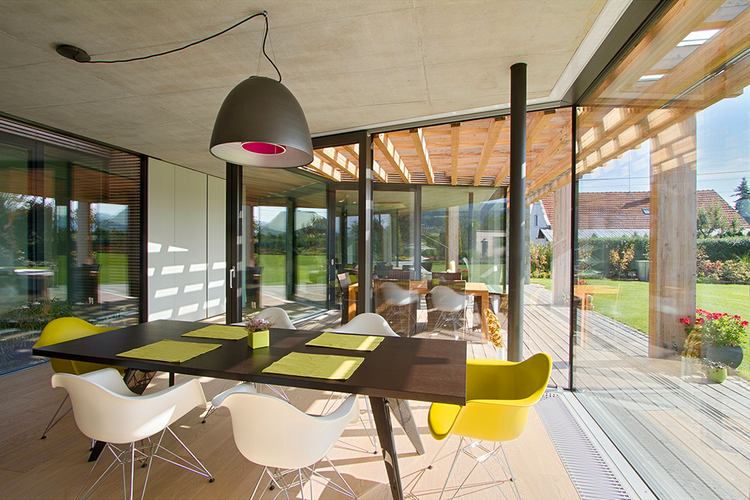Egyszintes, világos, modern ház, kő, fa és üveg elemek szép egységével
