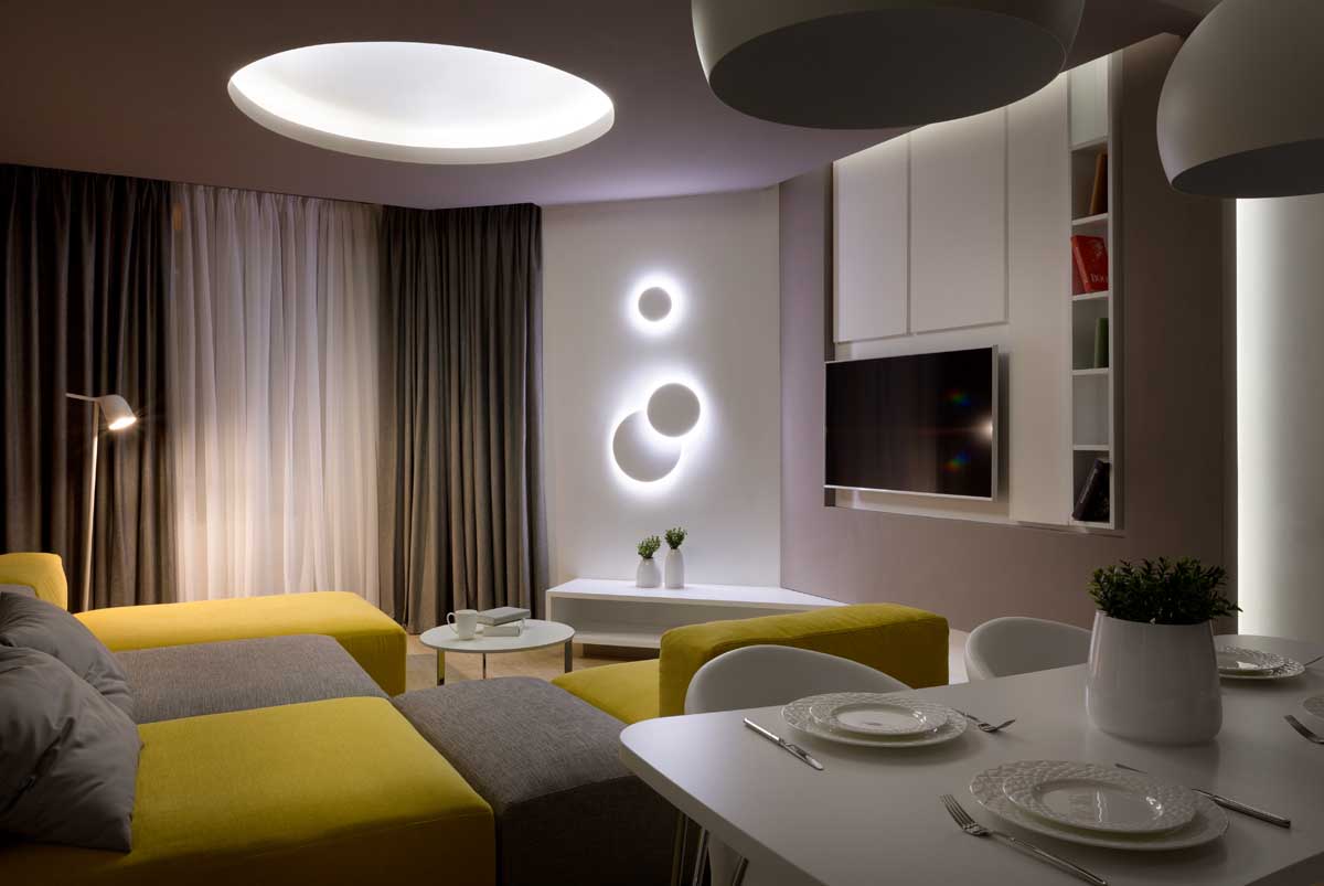 Modern lakás egy fiatal férfinak - semleges és sárga színek, remek világítás, meleg fa elemek