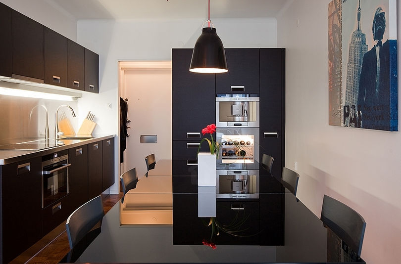 49m2-es elegáns lakás látványos fekete konyhával