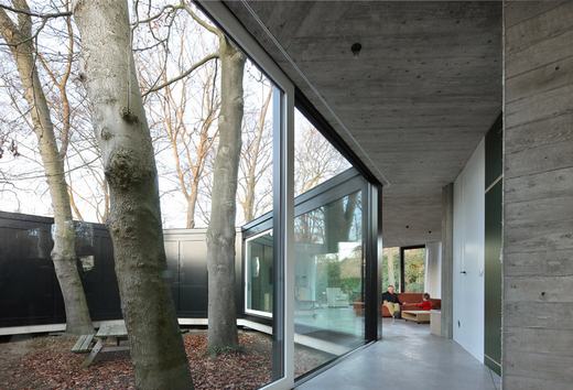 Ha a ház veszi körbe a fákat - house BM, De Vylder Vinck Taillieu építész stúdió
