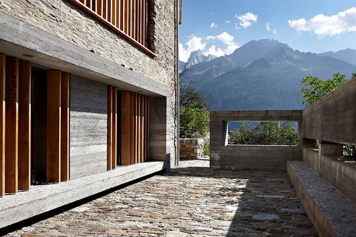 Öreg pajta átalakítása háromszintes modern családi házzá - nyers beton és fa kompozíció 1
