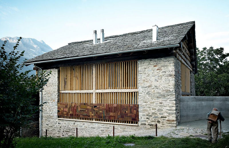 Öreg pajta átalakítása háromszintes modern családi házzá - nyers beton és fa kompozíció 2