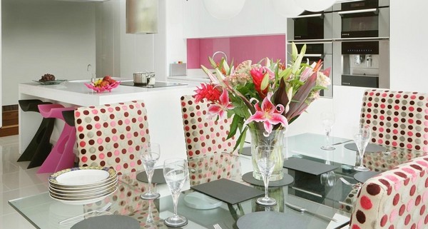 Modern konyha design pink dekorációval - ízlésesen kialakítva