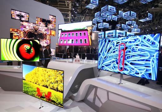 A világ legnagyobb, kereskedelmi forgalomban kapható OLED TV-jét mutatta be a Samsung