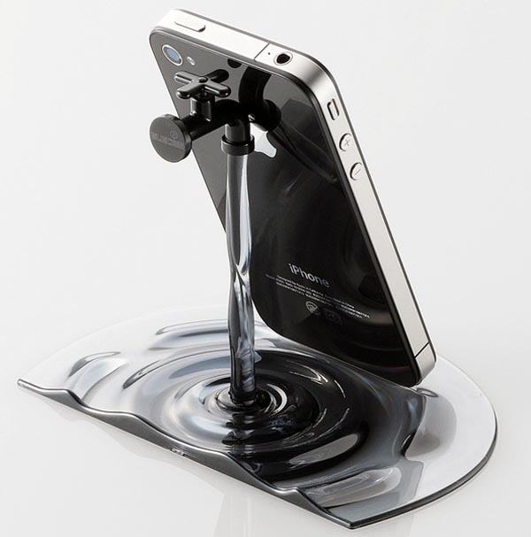 Ötletes iPad és iPhone tartó állvány a csapból folyó vizet formálva