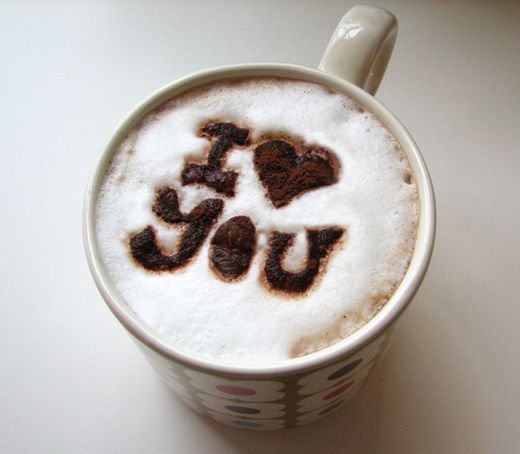 Valentin napi ötletek: apró figyelmesség kávé, tejhab díszítéssel