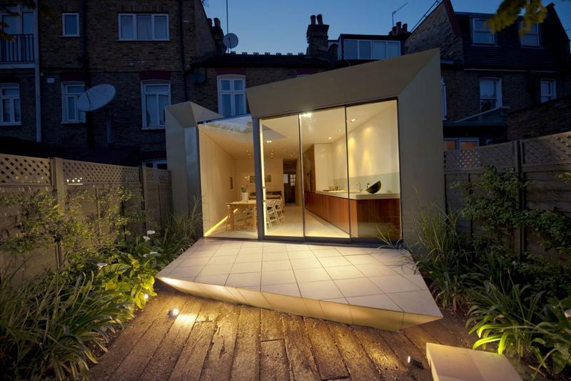 Látványos és elegáns polírozott cink homlokzat – kis minimál ház a Paul McAneary Architects-től 02
