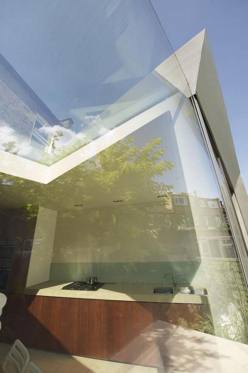 Látványos és elegáns polírozott cink homlokzat – kis minimál ház a Paul McAneary Architects-től 03