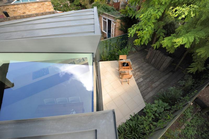 Látványos és elegáns polírozott cink homlokzat – kis minimál ház a Paul McAneary Architects-től 04