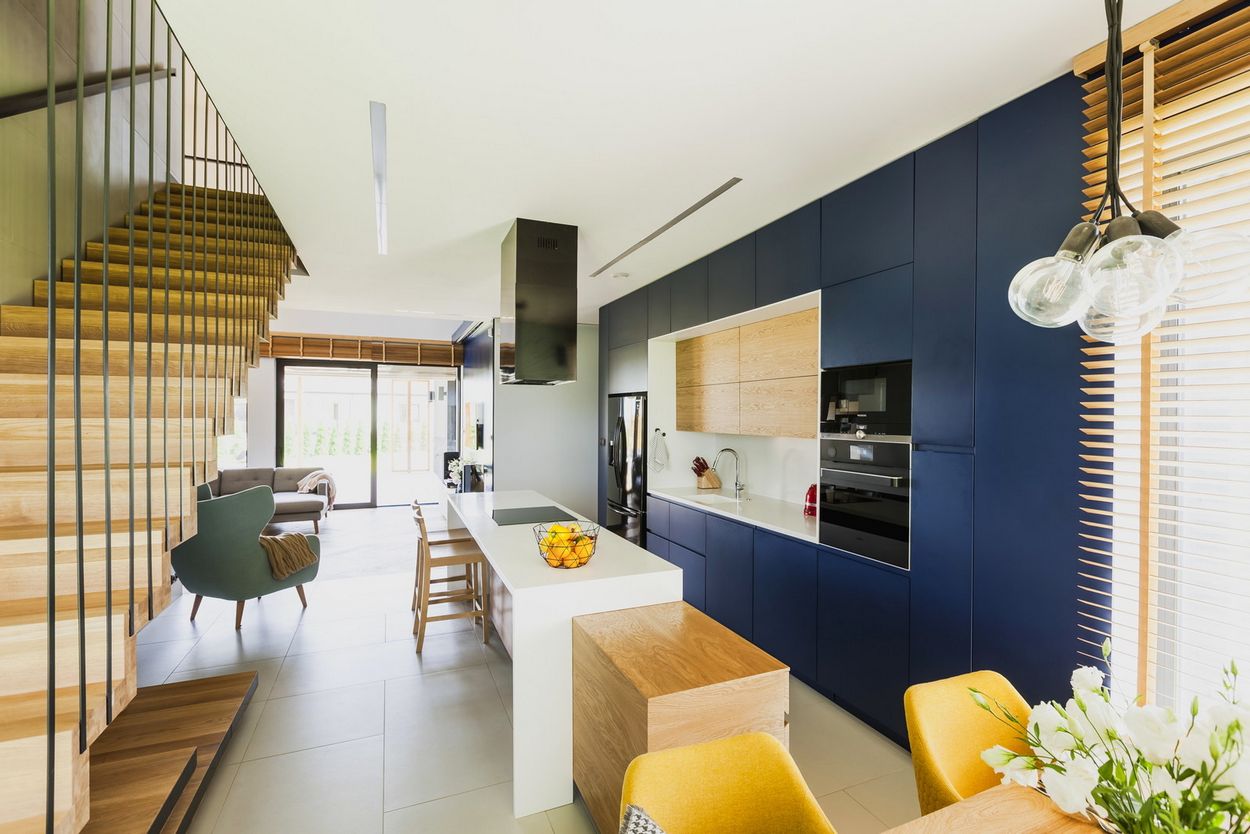 Modern családi ház kívül-belül egyedi tervezéssel - kocka tömbök fa hatású külső burkolattal, kényelmes terek