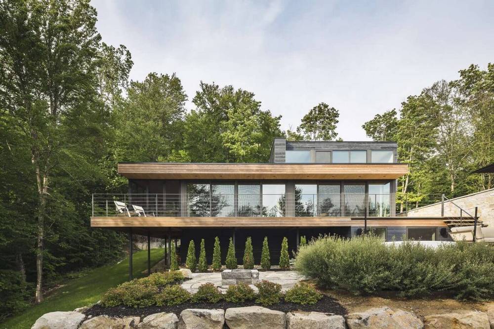 Kő és fa - lépcsőzetesen épített modern ház szép erdős környezetben - Estrade Residence / Mu Architecture