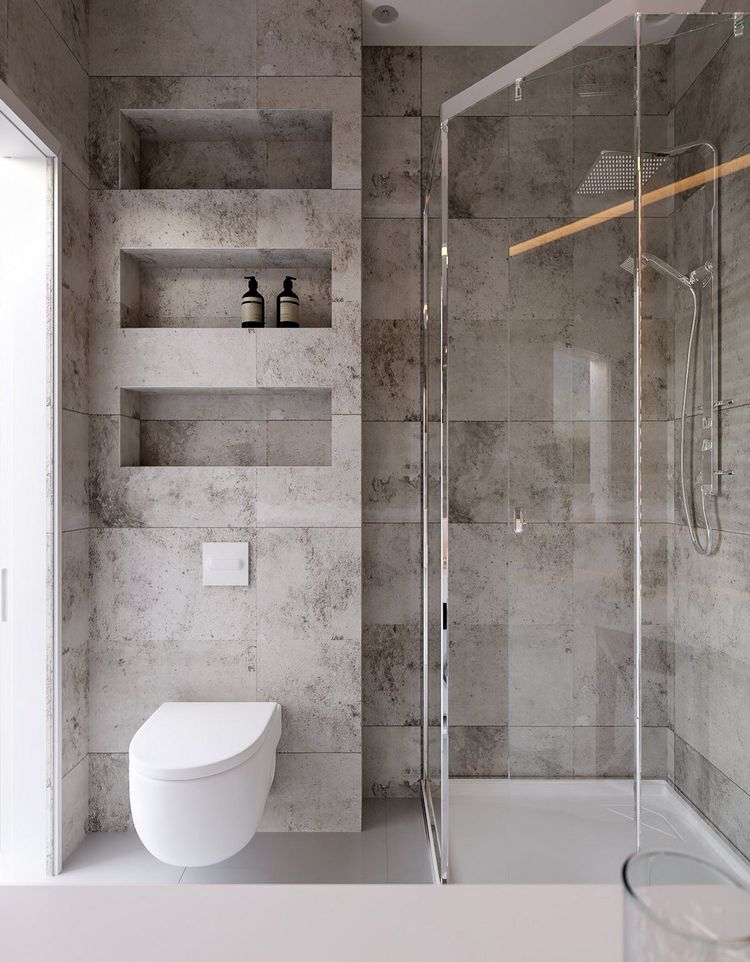 Fehér és textúrált szürke szürke felületek kombinációja - zuhanykabin, fürdőkád, süllyesztett polcok