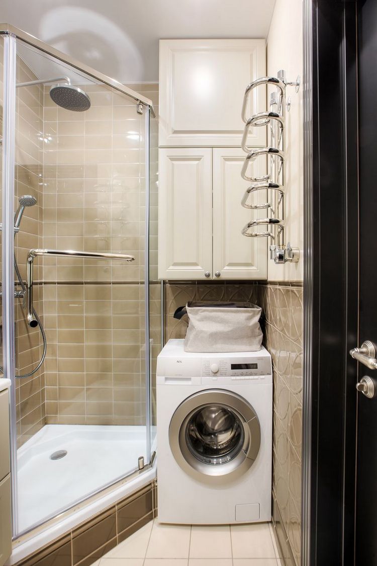Bézs és barna burkolatok, zuhanyfülke tálcával, mosógép fölötte szekrénnyel