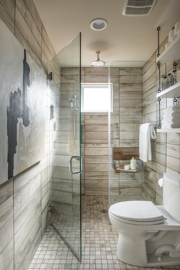 Világos fahatású kerámia burkolat zuhanyfülkével szerelt fürdőszobában - rusztikus stílus