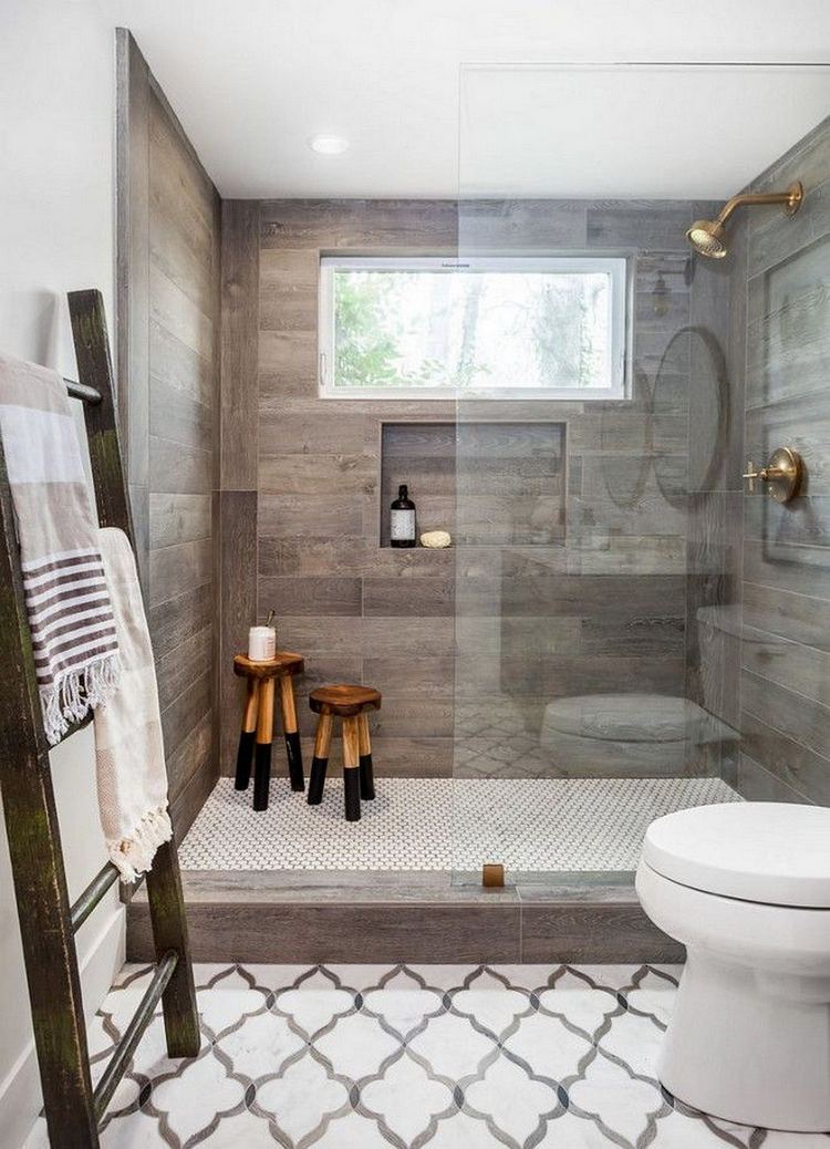Fürdőszoba burkolat hűvösebb, szürkébe hajló fahatású kerámiával és mutatós padlókkal