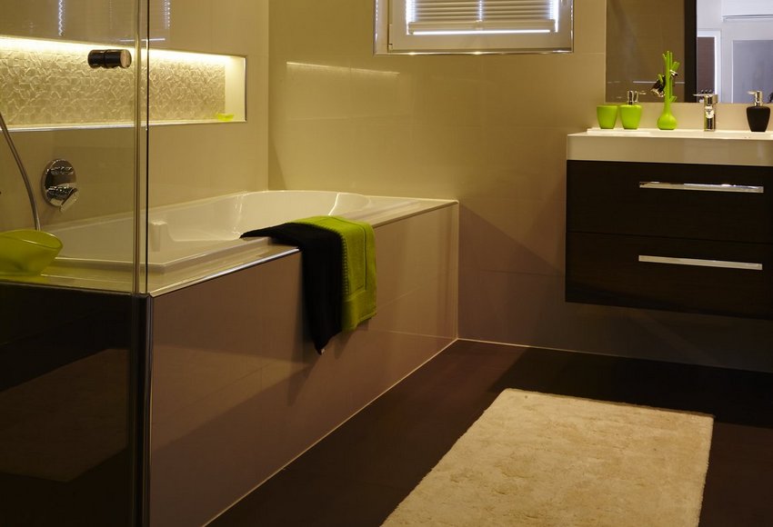 Tárolási ötletek fürdőszobában - falfülke polcokkal, egy praktikus, látványos megoldás