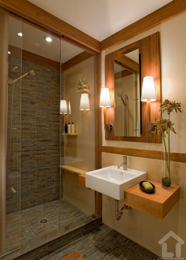 Meleg fa keretbe foglalt fürdőszoba kompozíció szimpla, de annál látványosabb vastagságú fa pulttal és ráültetett szögletes mosdóval