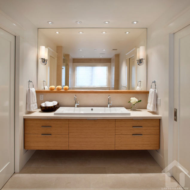 Praktikus és elegáns ez a kétszemélyes mosdó variáció, a faltól falig érő bútor, polc és tükör teljesen kitöltik a rendelkezésre álló teret