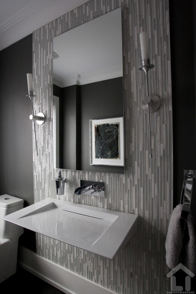 Férfias, határozott stílusú mosdó és tükör összeállítás pengeéles vonalú falra szerelt mosdóval és szép szürke falburkolattal