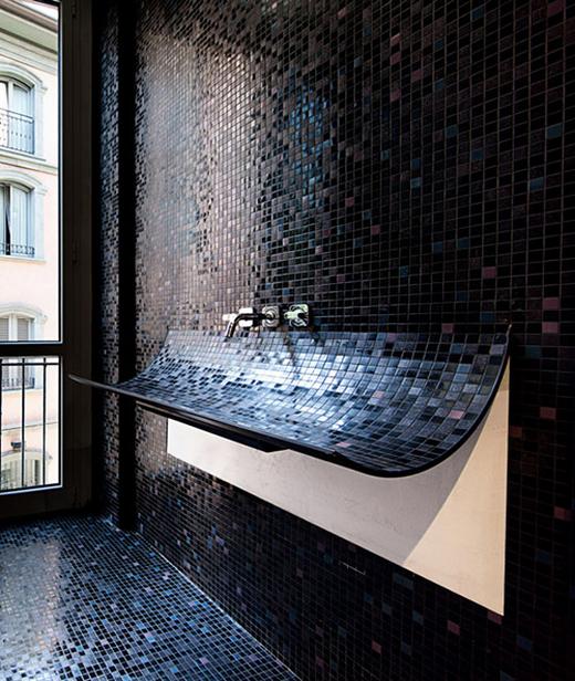 Egyedi mozaik csempével kirakott mosdó a LAGO cégtől - SKIN, a fal "bőre"