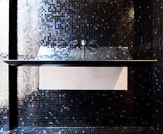 Egyedi mozaik csempével kirakott mosdó a LAGO cégtől - SKIN, a fal "bőre"