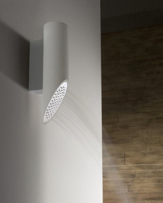 Az olasz TREEMME cég új, modern zuhanyrendszerének figyelemreméltó eleme a szokatlan kialakítású, falhoz egészen közel szerelhető zuhanyfej.