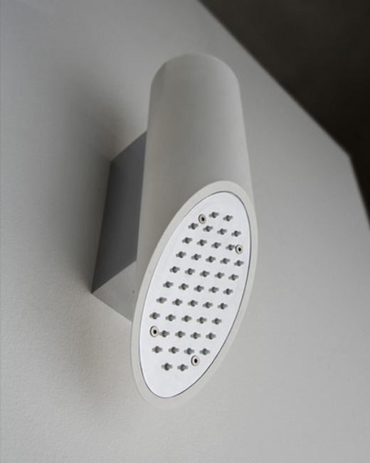 Az olasz TREEMME cég új, modern zuhanyrendszerének figyelemreméltó eleme a szokatlan kialakítású, falhoz egészen közel szerelhető zuhanyfej.