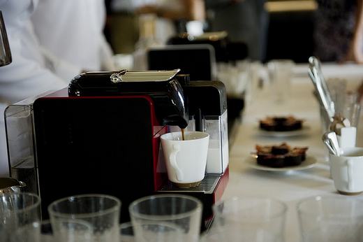 A Nespresso új kávégépe, a Lattissima+ - felülmúlhatatlan espresso kávé a legkiválóbb tejhabbal gazdagítva egyetlen gombnyomásra