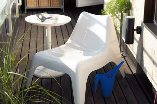 kertben és beltéren is használható IKEA PS VÅGÖ fotel és SANDSKÄR tálca/asztal