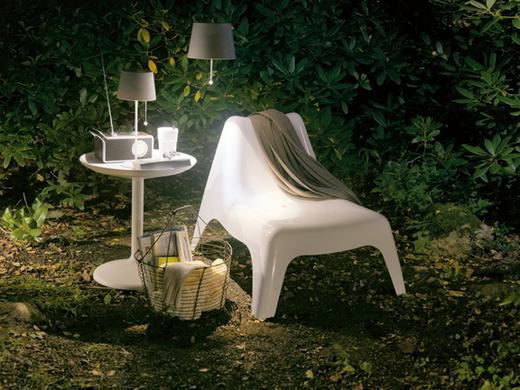 kertben és beltéren is használható IKEA PS VÅGÖ fotel és SANDSKÄR tálca/asztal